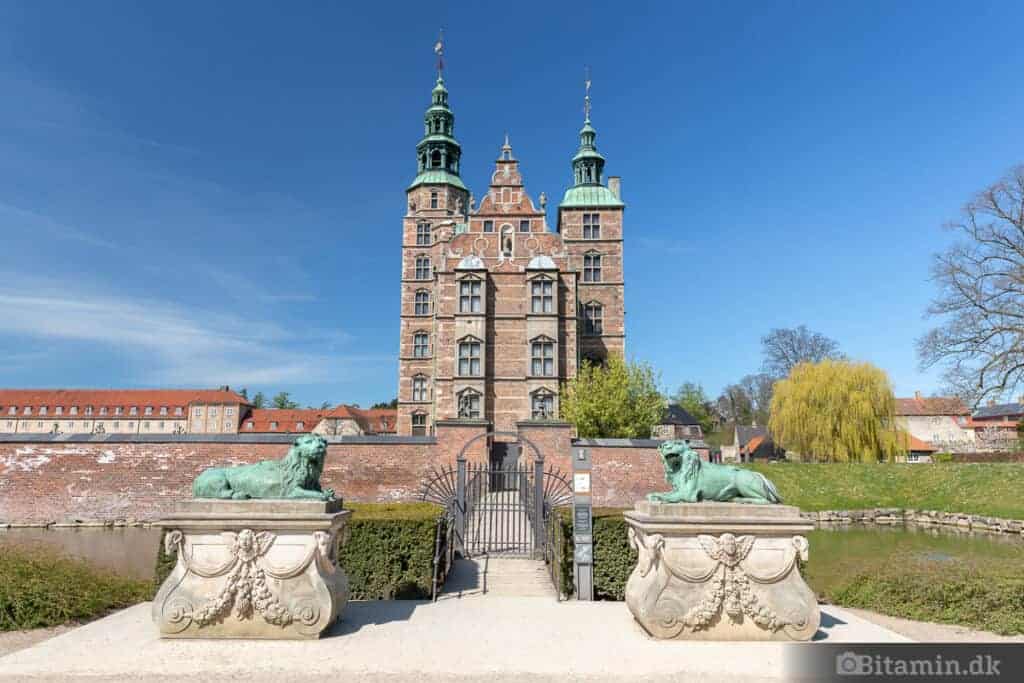 Vidvinkel billede af Rosenborg. 